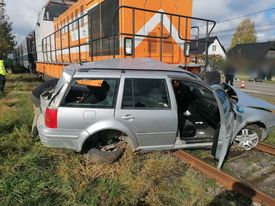 (FOTO) Suceava: Autoturism lovit de tren în localitatea Bivolărie. Un bărbat şi un copil au fost răniţi