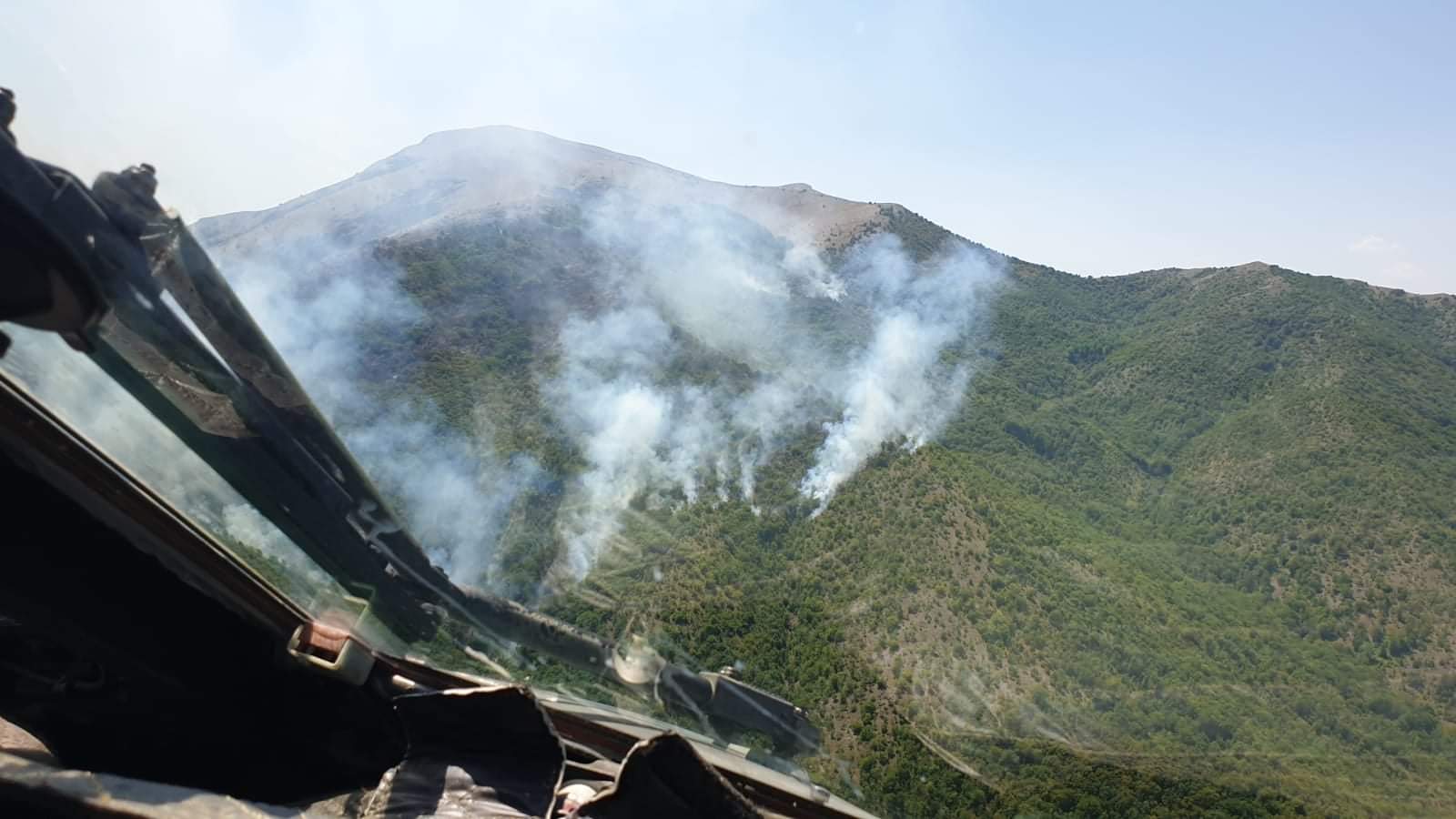 Bacău: Incendiul de pădure de la Oituz s-a extins pe 28 hectare; este a cincea zi de intervenţie neîntreruptă