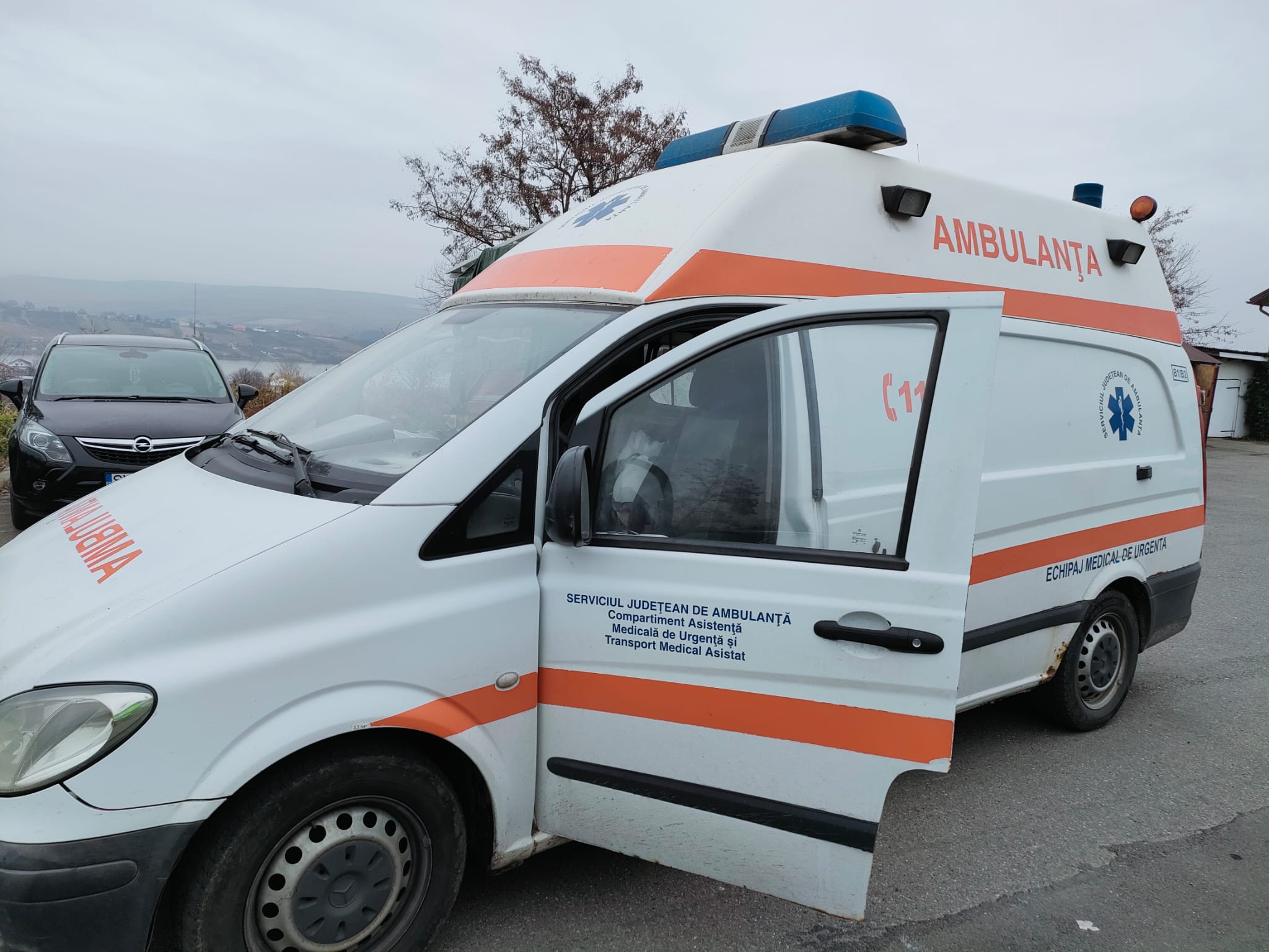 (FOTO) Suceava: O ambulanţă aflată în misiune a luat foc în mers; un pompier în timpul liber a ajutat la stingerea incendiului