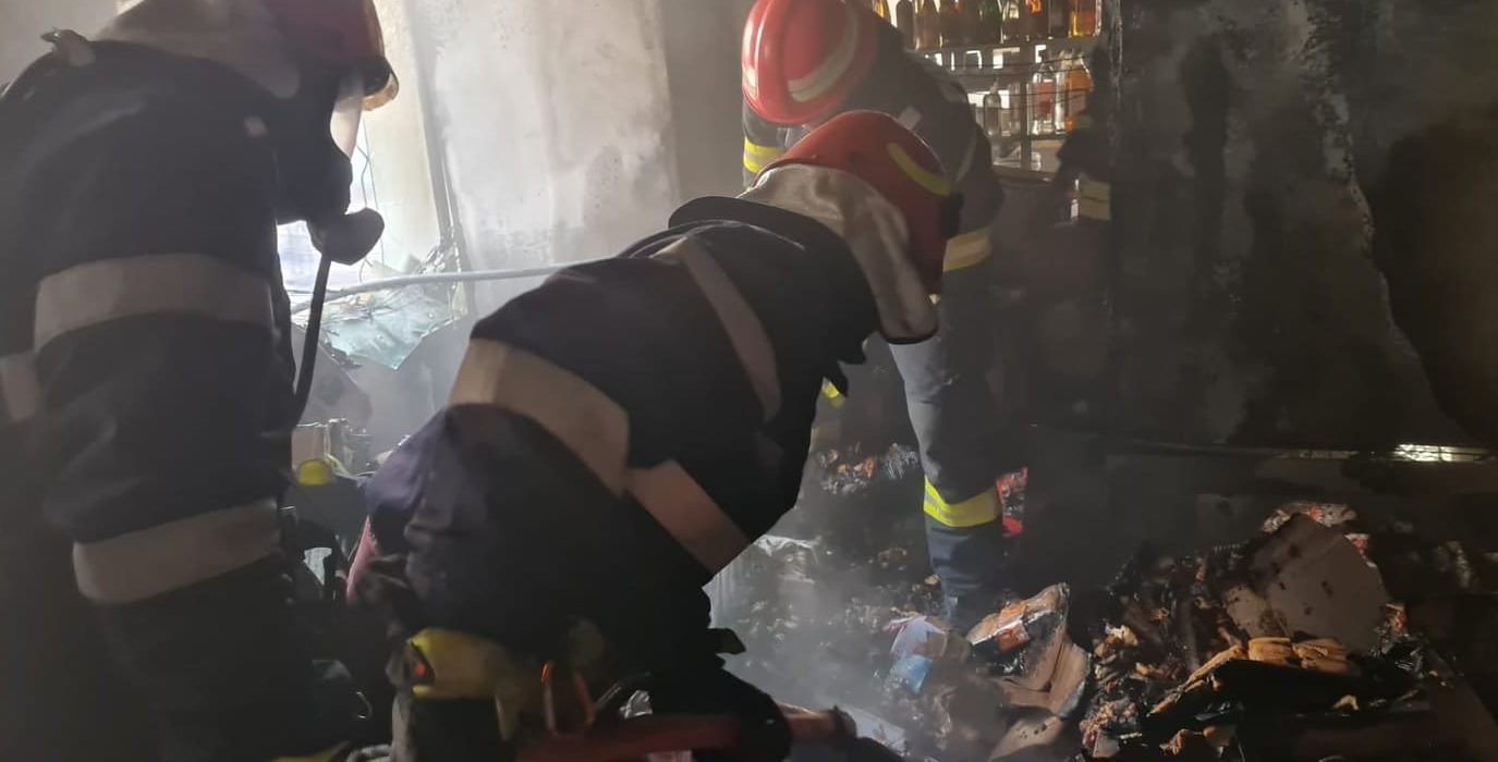 Neamţ: Incendiu la un depozit alimentar din Piatra-Neamţ