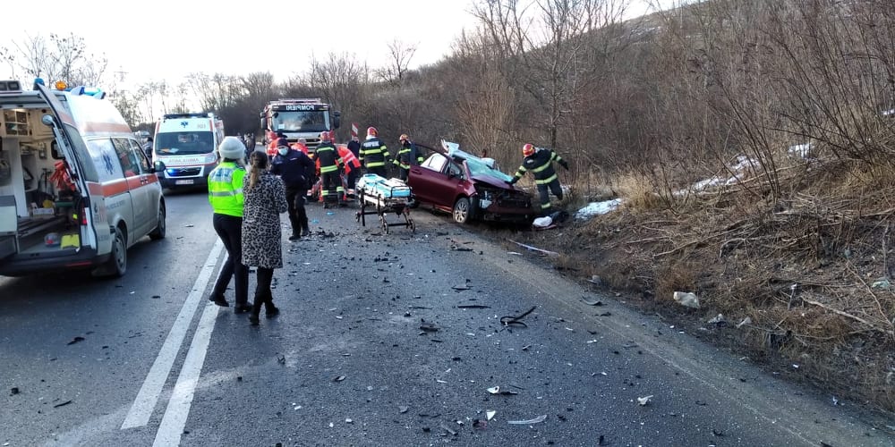 Bacău: Patru răniţi, între care un copil, într-un accident rutier produs la Oneşti