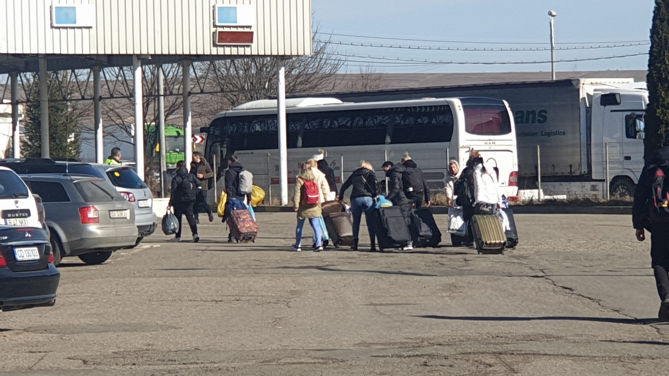 Refugiaţii din Ucraina, primiţi în Vama Siret cu apă şi alimente; mulţi ucraineni, cazaţi la Suceava