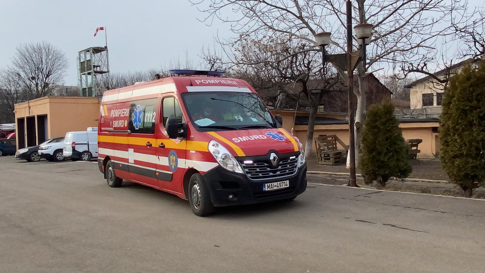 Galaţi: Elevă de 16 ani, dusă cu ambulanţa la spital după ce a leşinat la școală