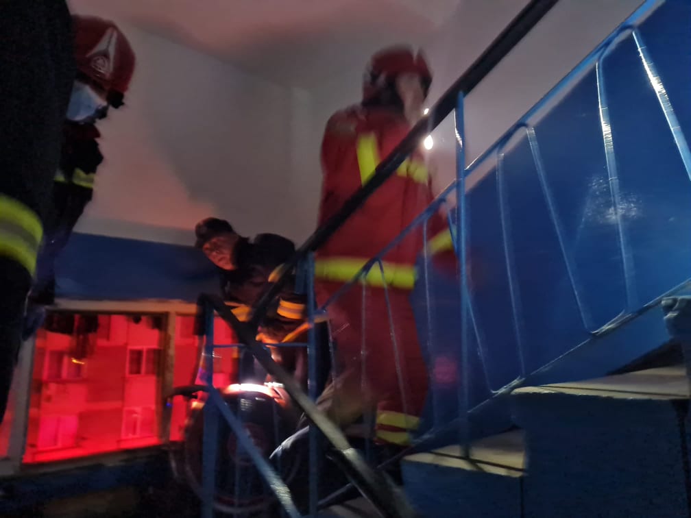 Incendiu într-un bloc din Piatra Neamț. 25 de persoane au fost evacuate