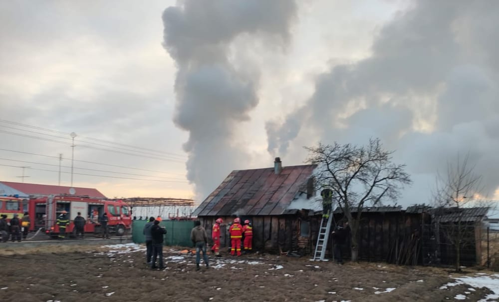 Suceava: Incendiu violent într-o gospodărie din Sasca Mică. O persoană a murit