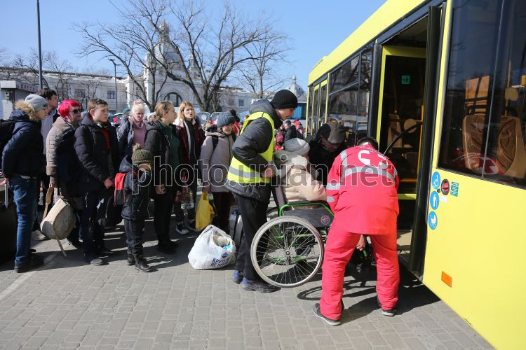 Ucraina: Un convoi cu autobuze ucrainene este în drum spre Mariupol