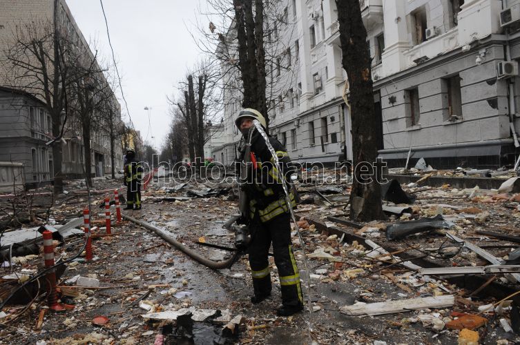 Localnicii se evacuează din oraşul Sumî, aflat sub asediu, în primul culoar umanitar convenit cu Rusia