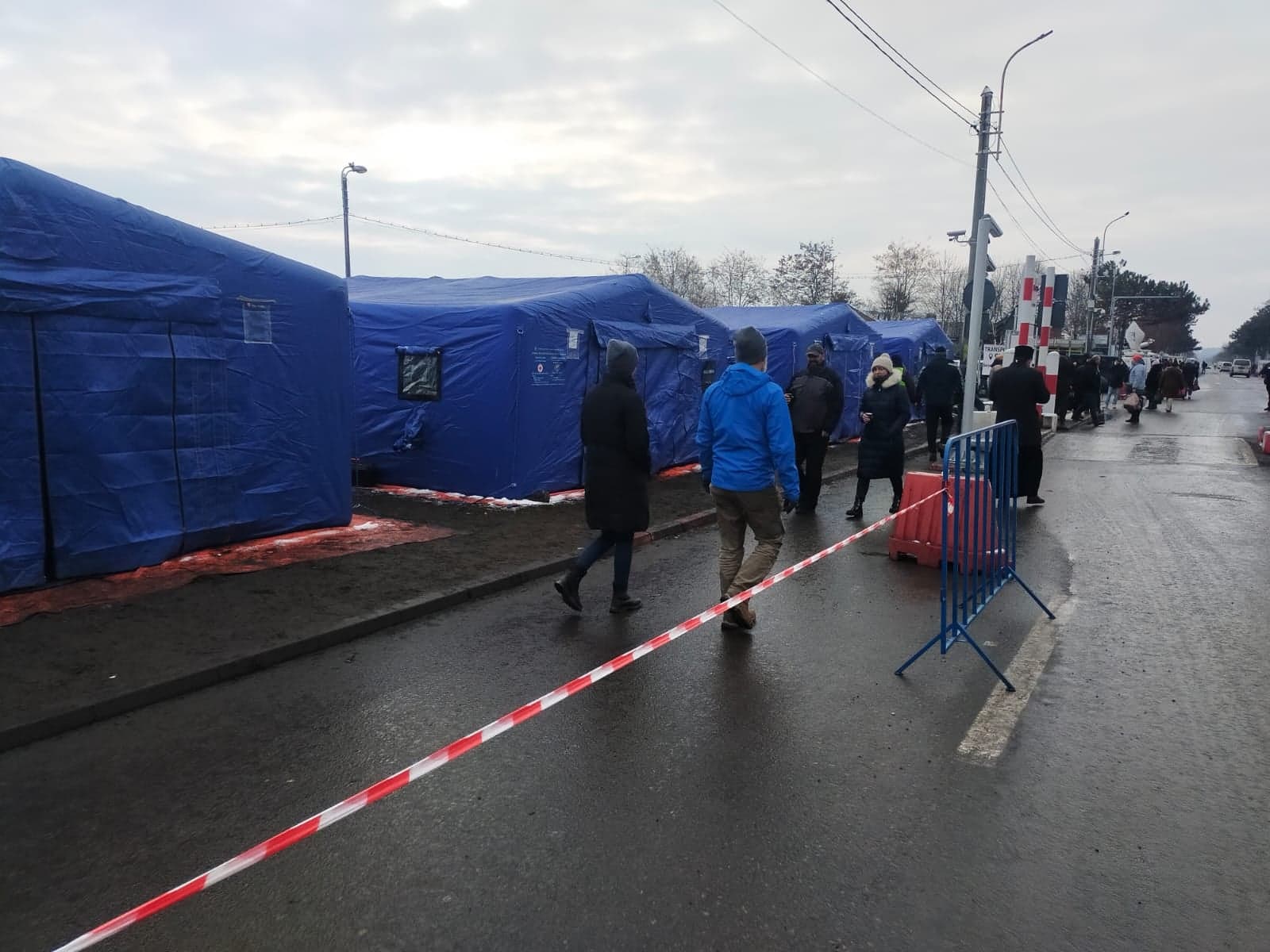 Suceava: Un camion cu duşuri mobile pentru refugiaţii ucraineni, instalat în tabăra de la Siret