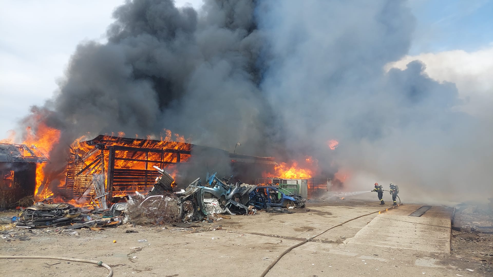 (FOTO/AUDIO) Iaşi: 50 de pompieri intervin pentru stingerea unui incendiu izbucnit la un depozit de deşeuri din Ciurea