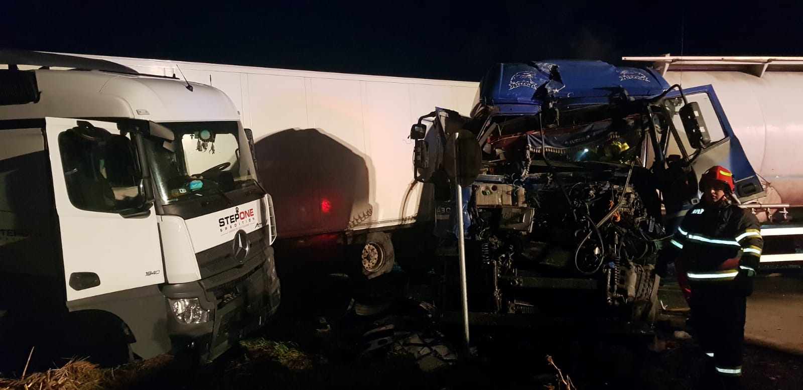 (FOTO) Neamţ: Doi şoferi de TIR din Galaţi şi Bacău, răniţi într-un accident pe drumul european E85