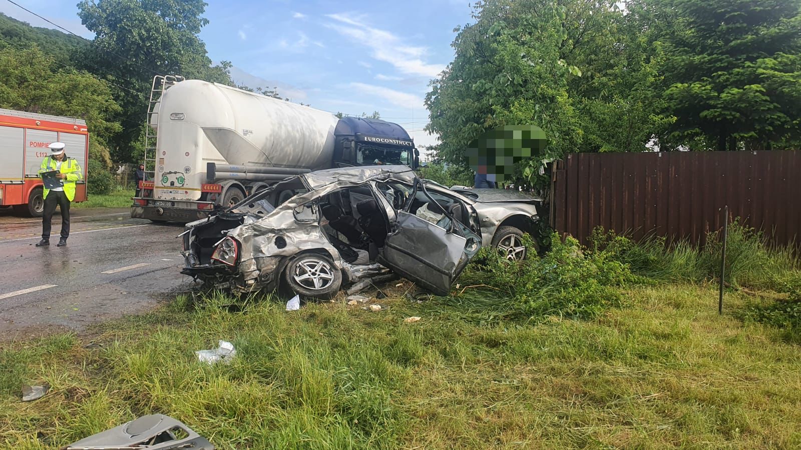 (FOTO) Bacău: Două persoane au decedat într-un accident produs pe DN 11, la Helegiu; o altă victimă, transportată la spital