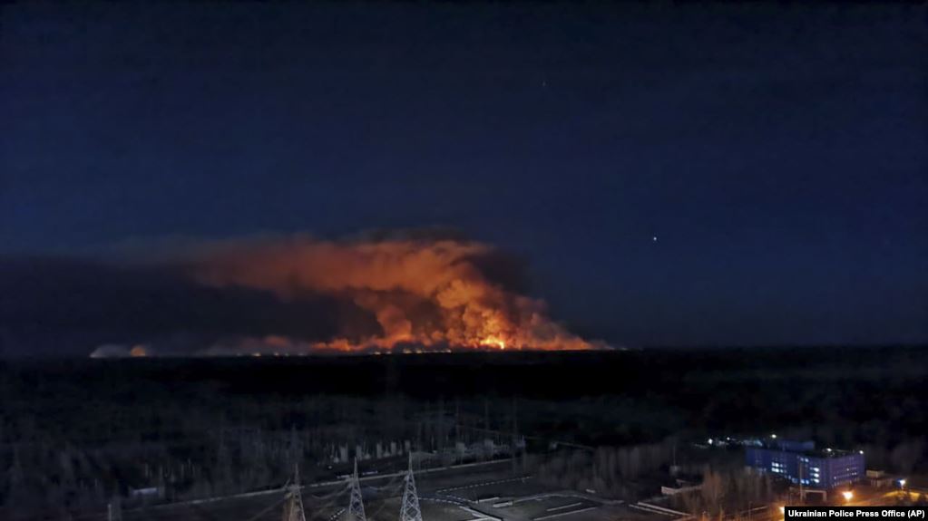 Un nor de fum din zona Cernobîl este împins de vânt spre sud-vestul Ucrainei, zona Odesa şi nordul Mării Negre