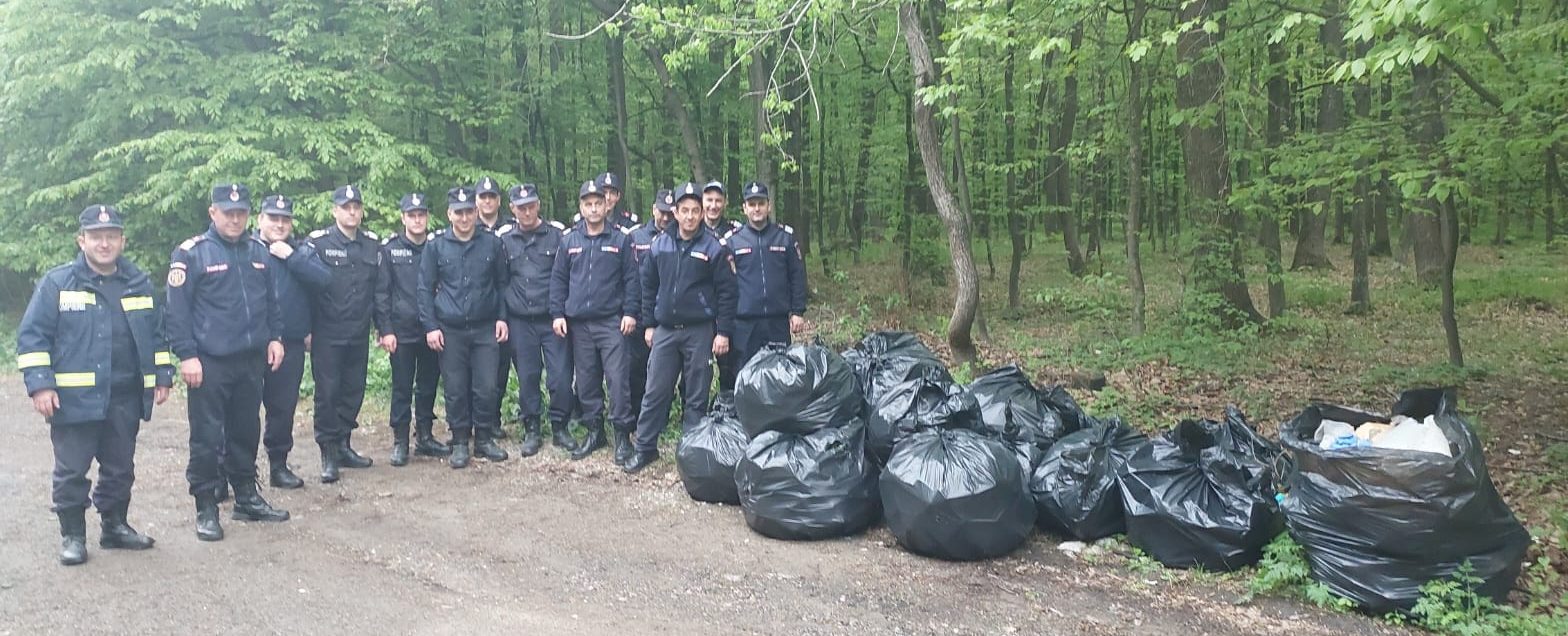 Botoşani: Acţiune de ecologizare desfăşurată de angajaţii ISU, cu ocazia Zilei Internaţionale a Pompierilor