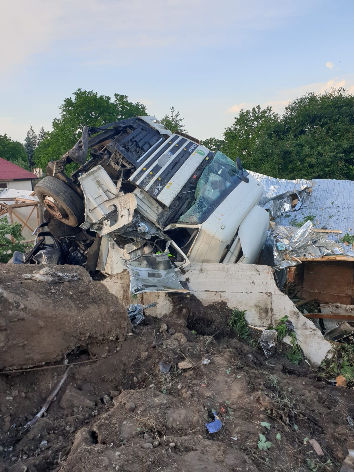 Vrancea: Tir încărcat cu bare de fier, răsturnat peste un solar de legume, la Dumbrăveni