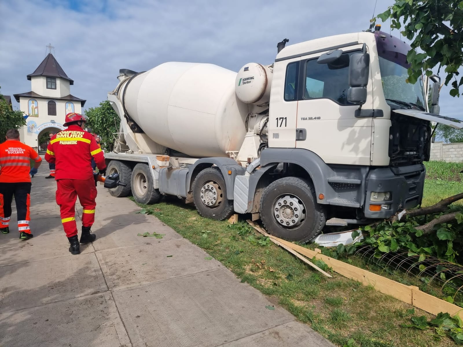 Suceava/Bărbat decedat după ce a fost prins sub roţile unei betoniere; era angajat la o firmă de construcţii