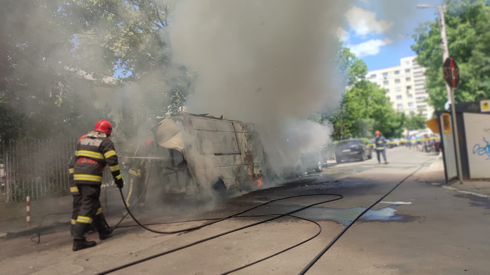 (FOTO) O dubă a luat foc pe Aleea Decebal din mun Iaşi