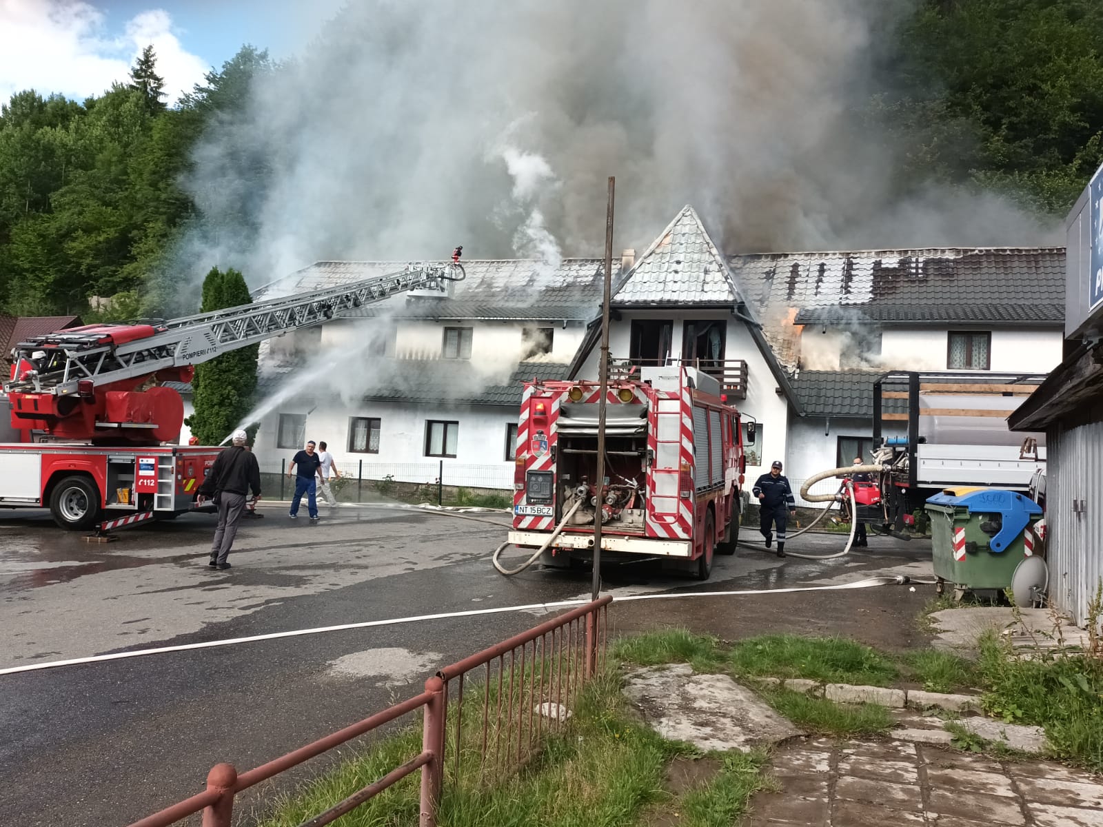 (FOTO – update) Incendiu la fostul motel Bicaz, jud. Neamţ