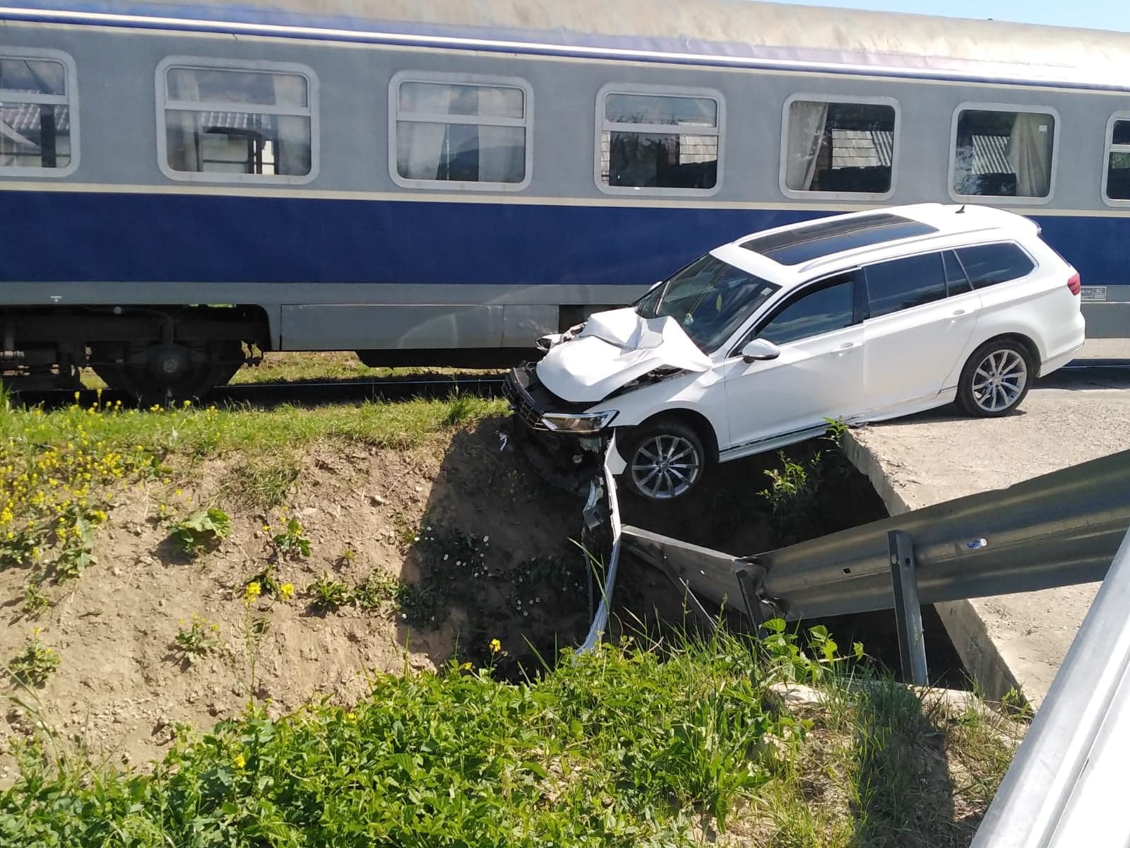 Suceava: Maşină lovită de tren la Vicovu de Sus