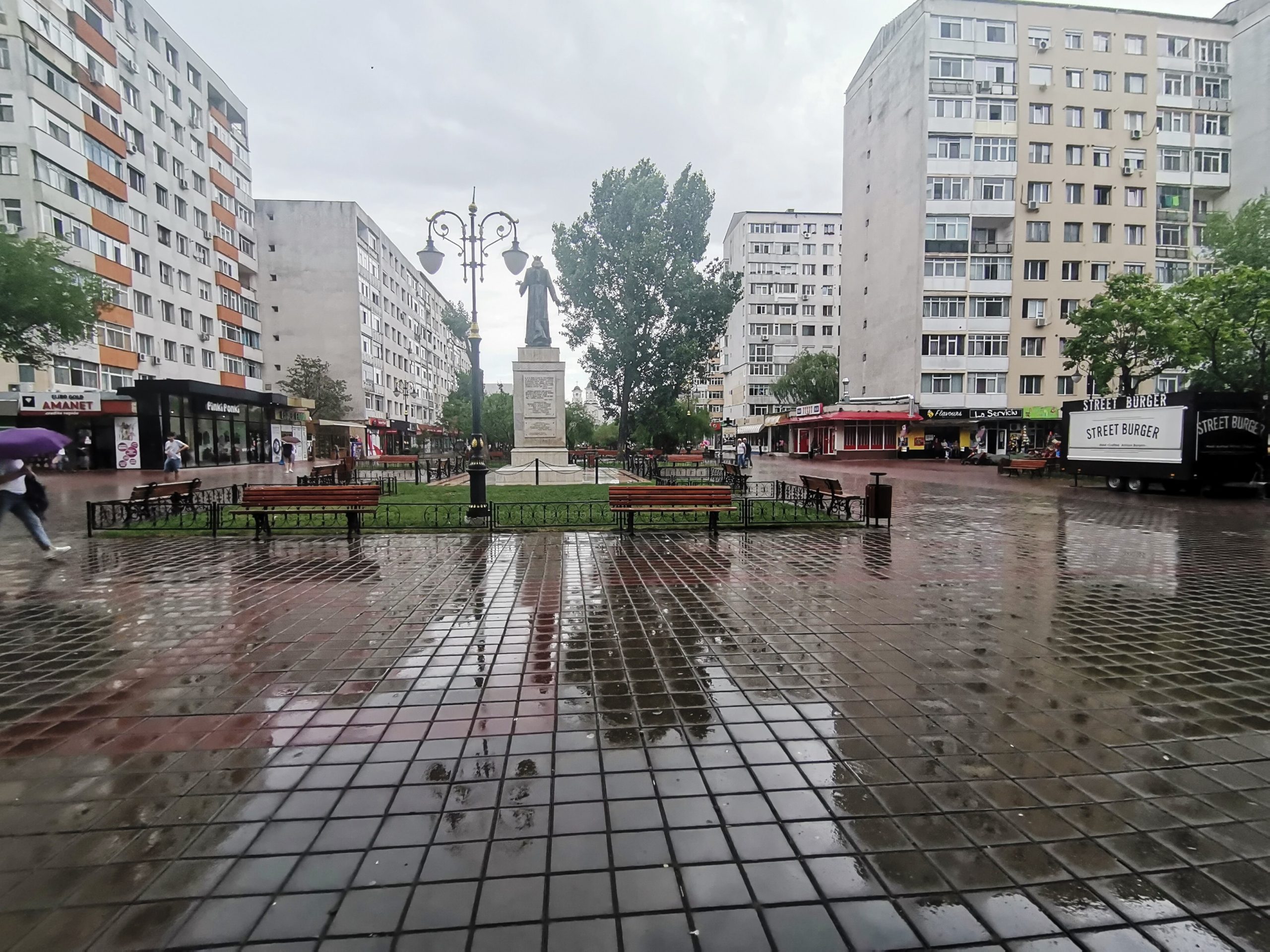 METEO: Averse torențiale, vijelii și grindină în Moldova