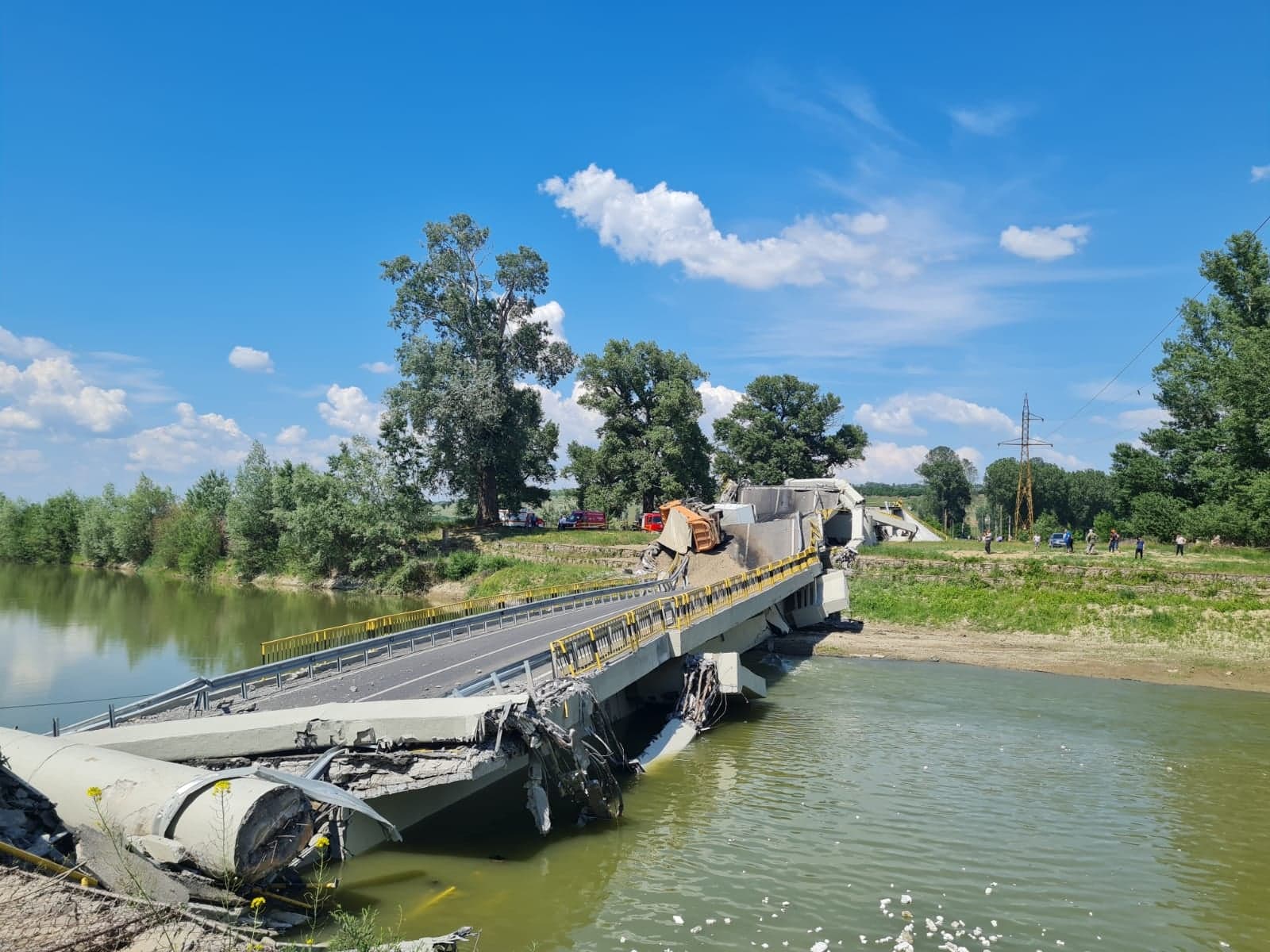 (AUDIO) Neamț: Mai multe anchete sunt în desfăşurare după prăbuşirea podului de la Luţca