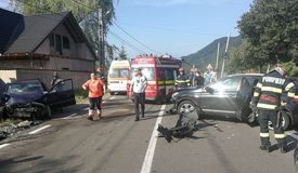 Bacău: Cinci persoane, între care un minor, rănite într-un accident rutier la Oituz