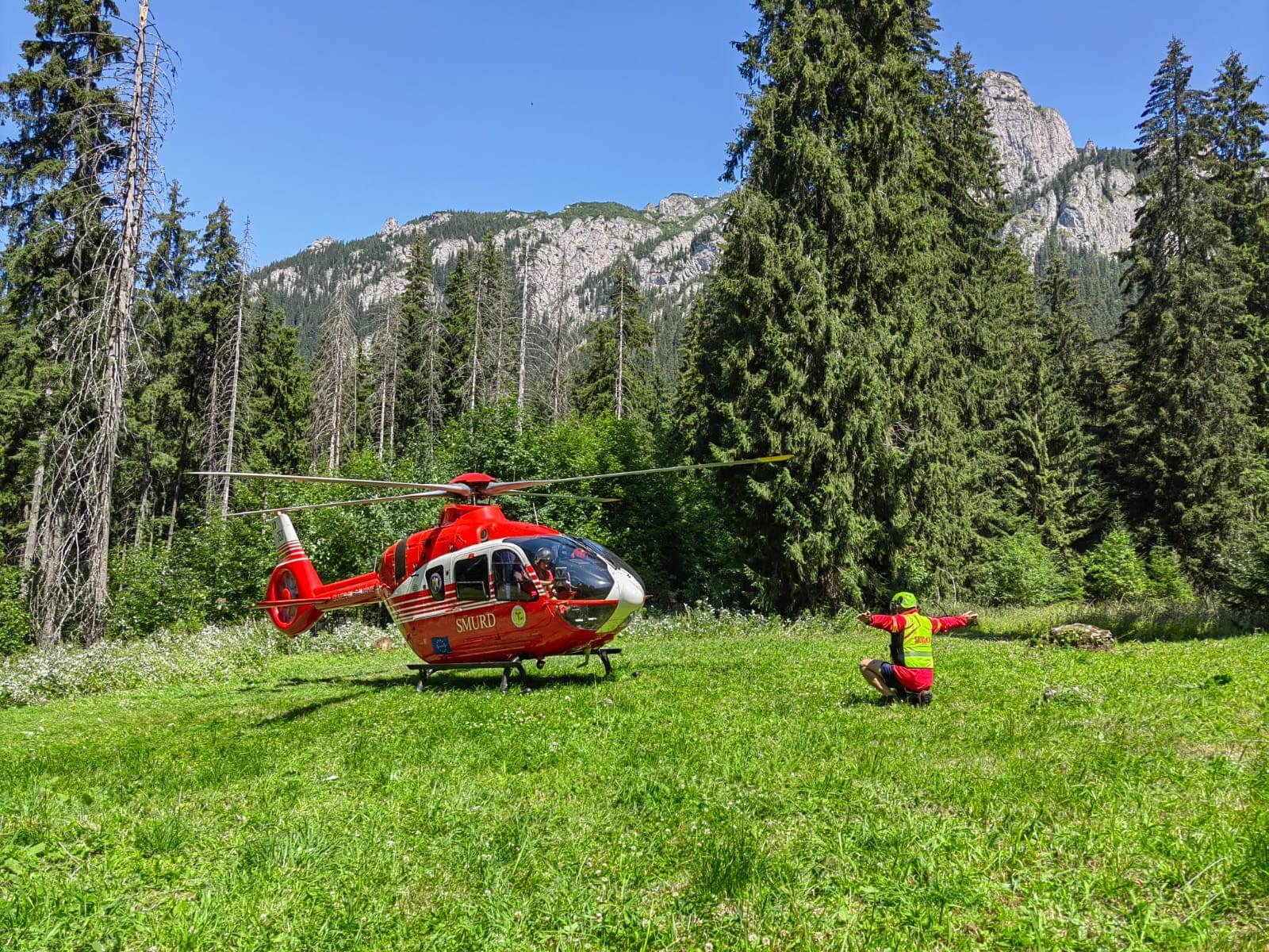 (FOTO) Aterizare în premieră a unui elicopter SMURD lângă Cascada Duruitoarea din Masivul Ceahlău