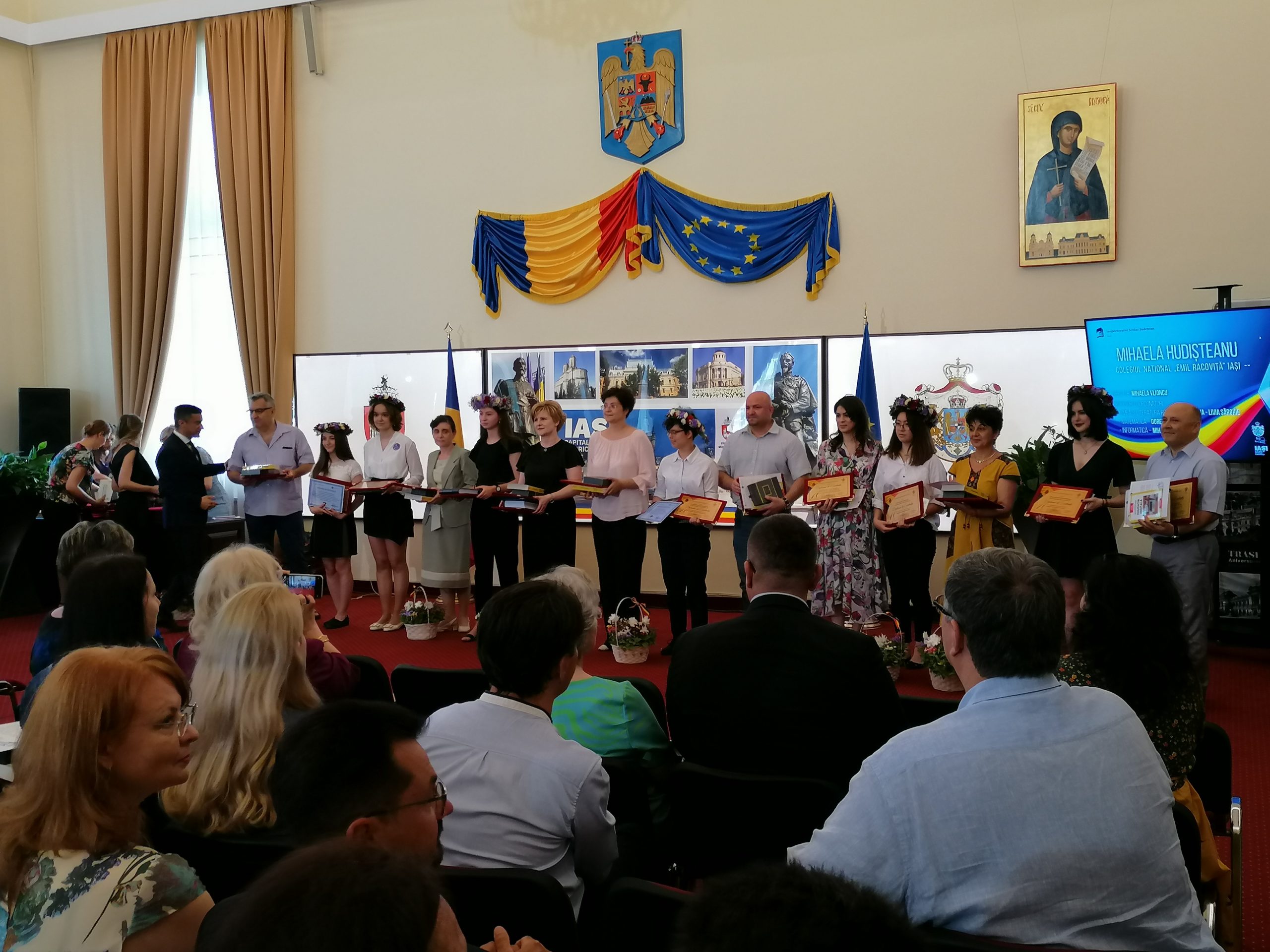 (FOTO/AUDIO) Iași: Elevii care au obținut media 10 la Bacalaureat și Evaluarea Națională au fost premiați, astăzi