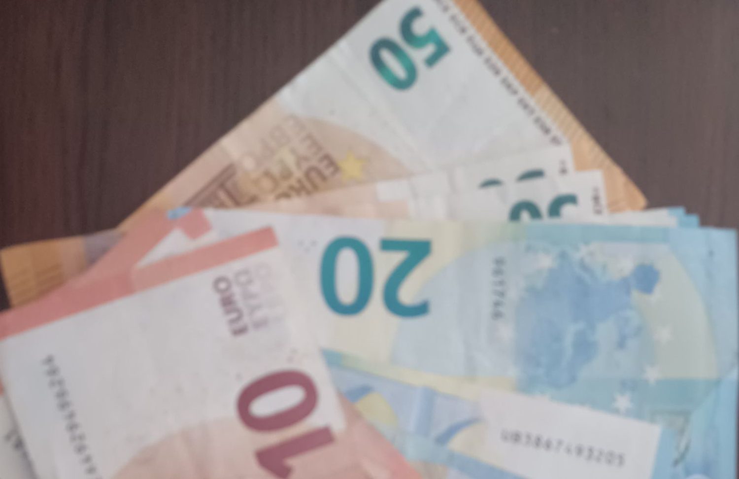 Una din trei românce ar fi fericită cu un salariu net lunar de cel puţin 1.000 de euro (studiu)