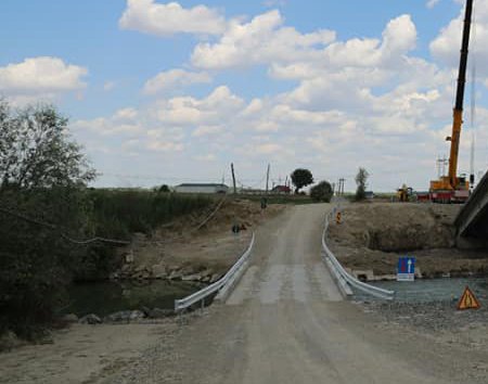 Circulaţia rutieră pe podul provizoriu de la Vadu Roşca, din judeţul Vrancea, s-a reluat