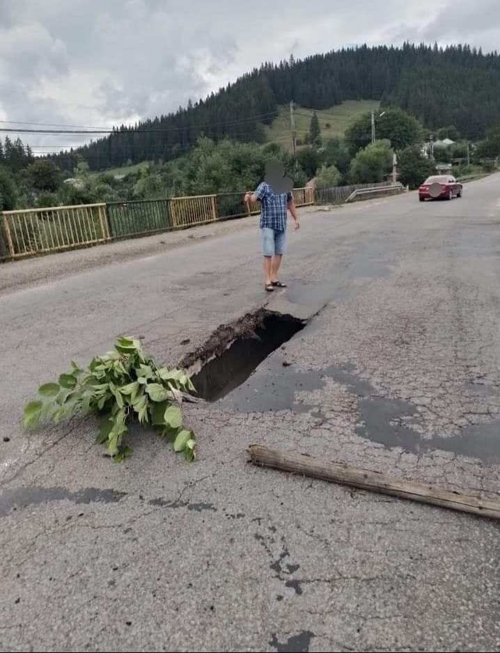 (FOTO) Neamţ: Semafoare montate la podul de pe DN 15B, unde s-a surpat carosabilul; traficul reluat pe un fir, alternativ