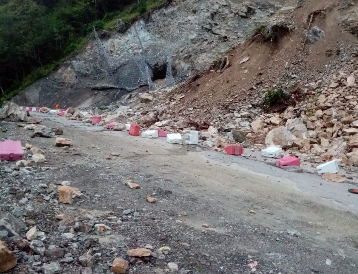 Suceava: Circulaţia rutieră este blocată pe DN 17 B din cauza căderilor masive de pietre de pe versant