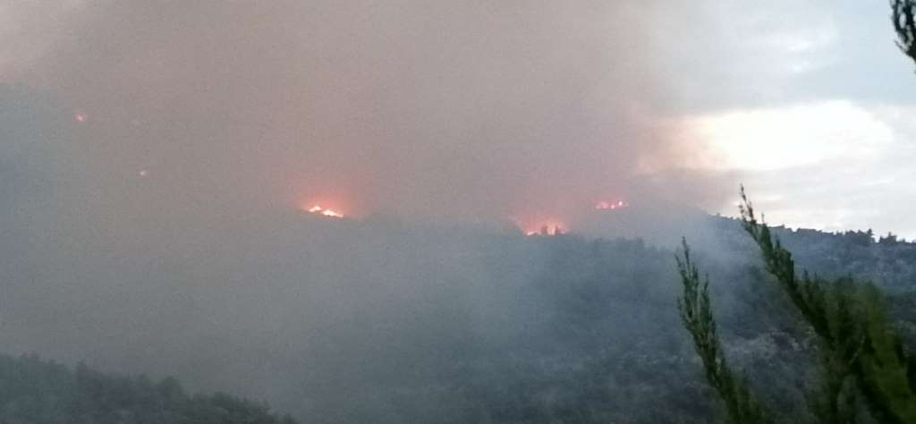 Mii de turişti evacuaţi pe insula grecească Rodos din cauza unui incendiu forestier masiv