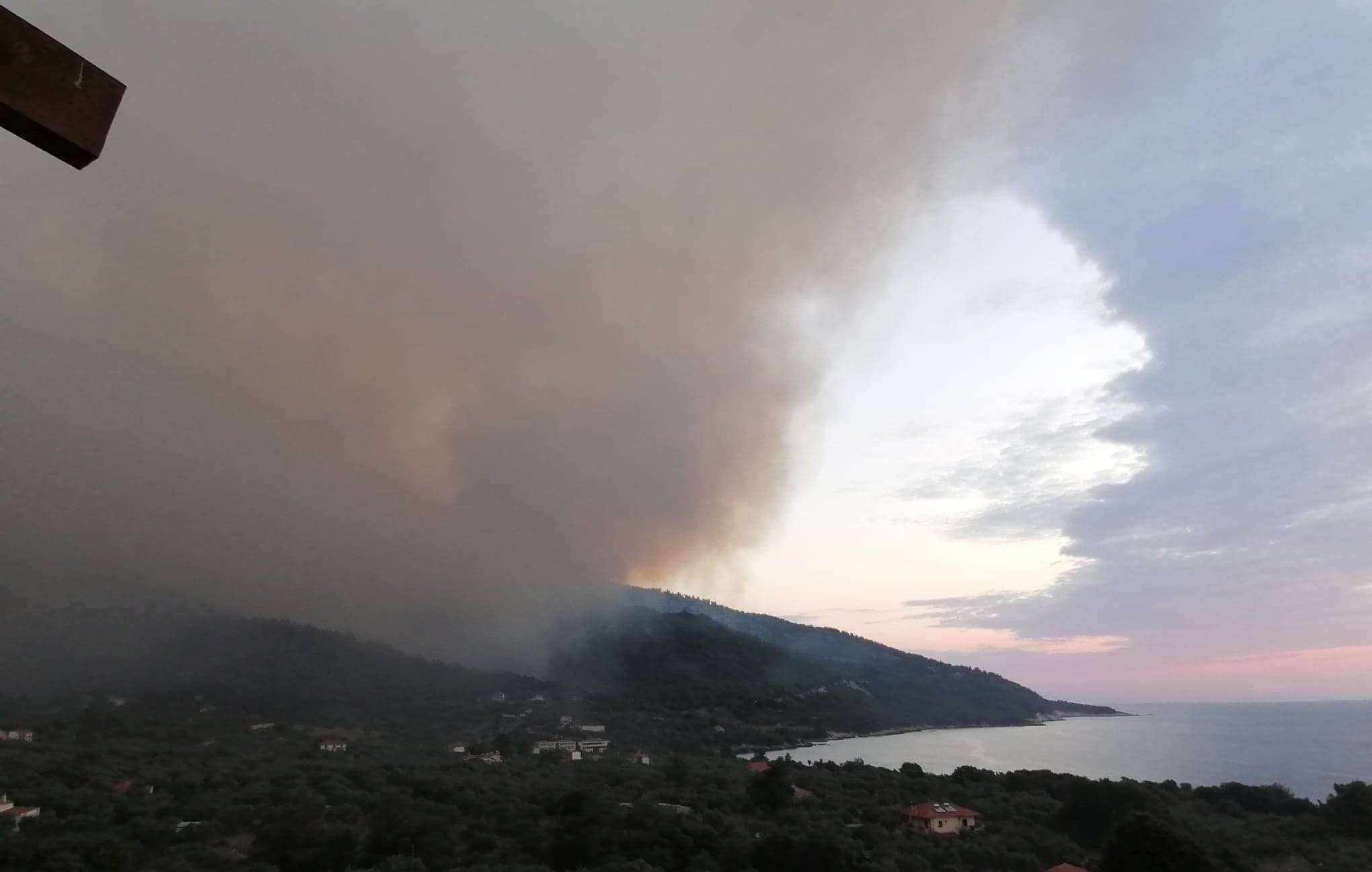 Cei doi piloţi ai avionului de stingere a incendiilor prăbuşit în Grecia au murit (Ministerul Apărării)