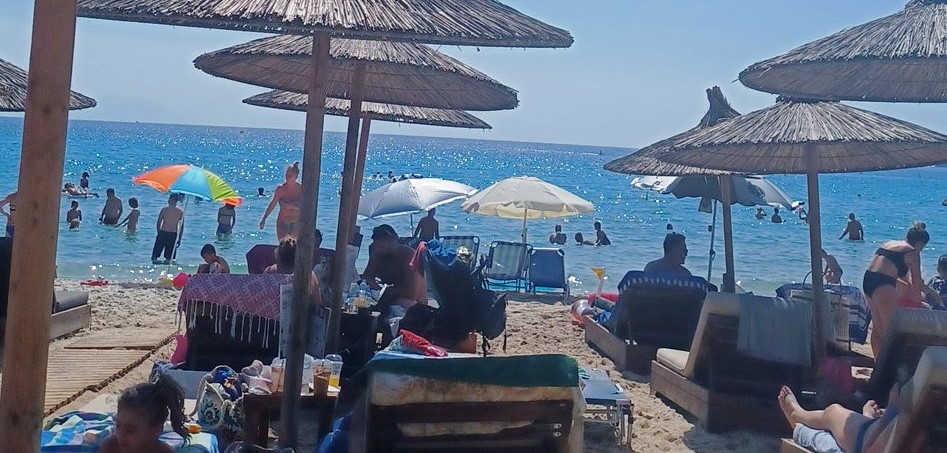 Turiştii evacuaţi de pe insula grecească Rodos din cauza incendiilor vor beneficia de o vacanţă gratuită în 2024