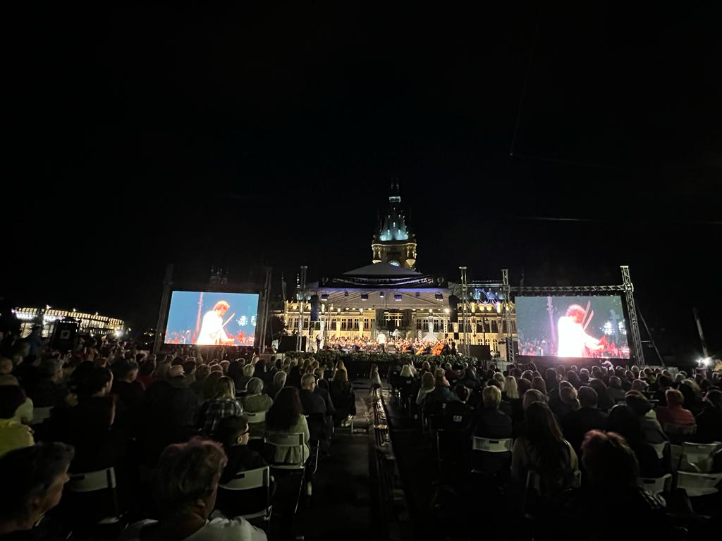 (AUDIO/FOTO) Peste o mie de ieșeni au fost prezenți, în Piața Palatului Culturii, la spectacolul “Magia serii în sunet și lumină”