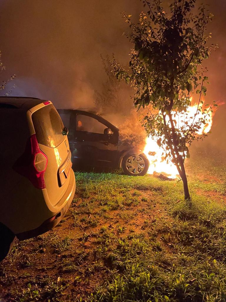 (FOTO) Bacău: Dosar penal pentru distrugere deschis în cazul incendiului care a afectat opt autoturisme şi un microbuz