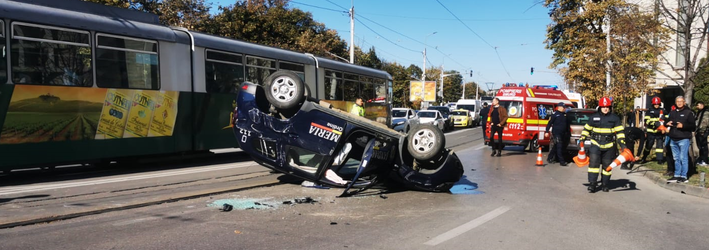 Iaşi: Maşină a Jandarmeriei, răsturnată în apropierea Palatului Culturii. Două persoane au ajuns la spital