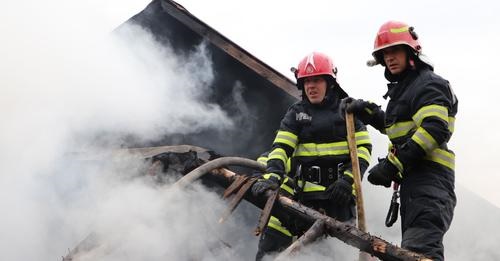 Galaţi: Incendiu violent la o hală de dezmembrări auto