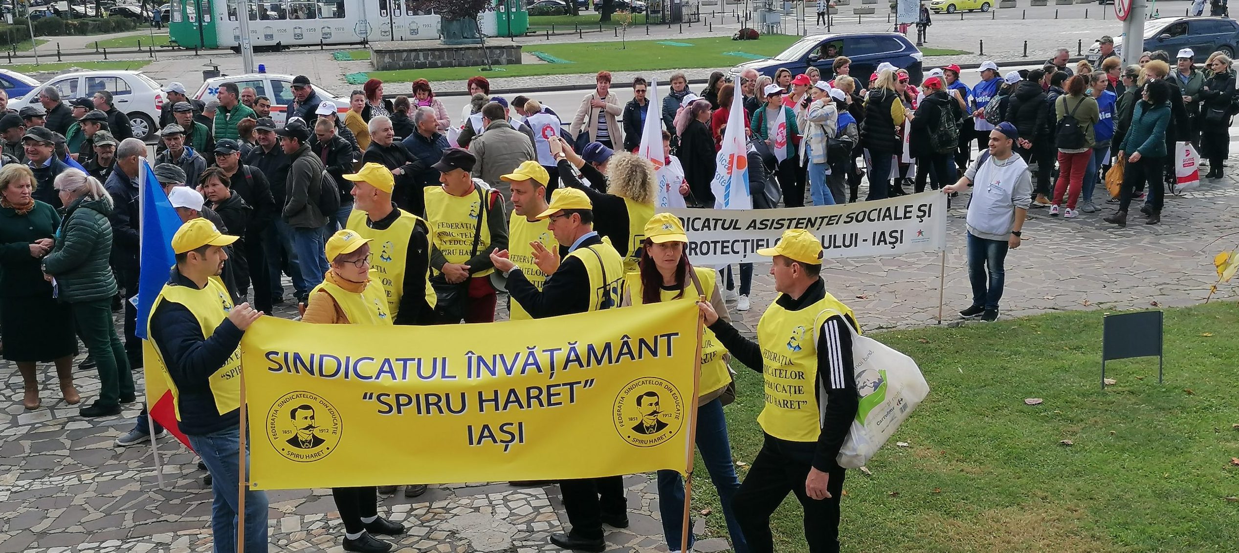 (AUDIO/FOTO) Protest în fața Prefecturii Iași