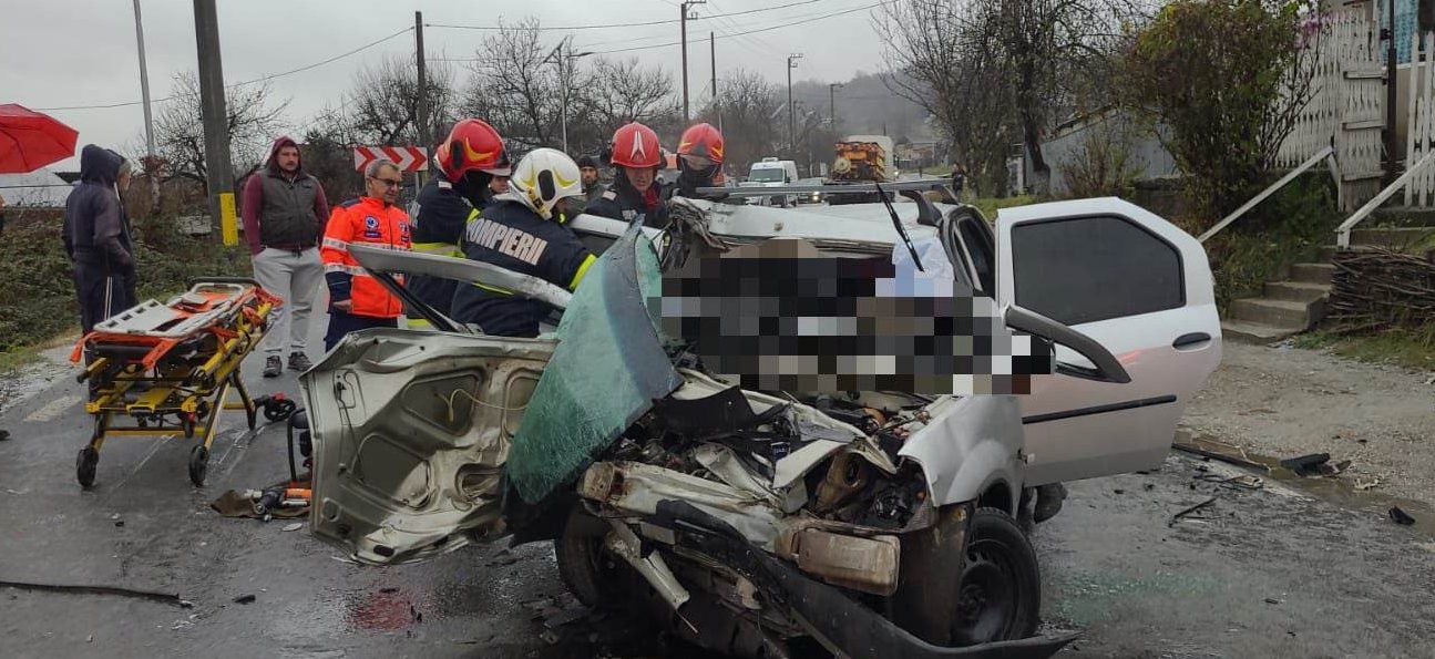 Bacău: Doi bărbaţi au murit după ce autoturismul în care se aflau a intrat în coliziune cu un autocamion