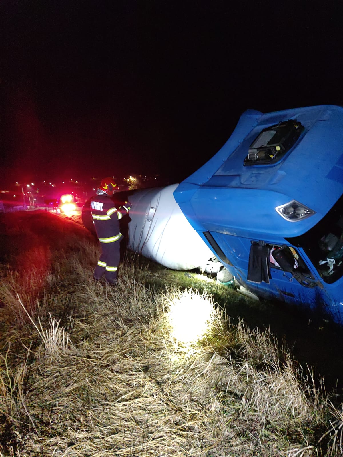 (FOTO/VIDEO) Autocisternă cu 19 tone GPL, răsturnată pe DN 24B, jud. Vaslui