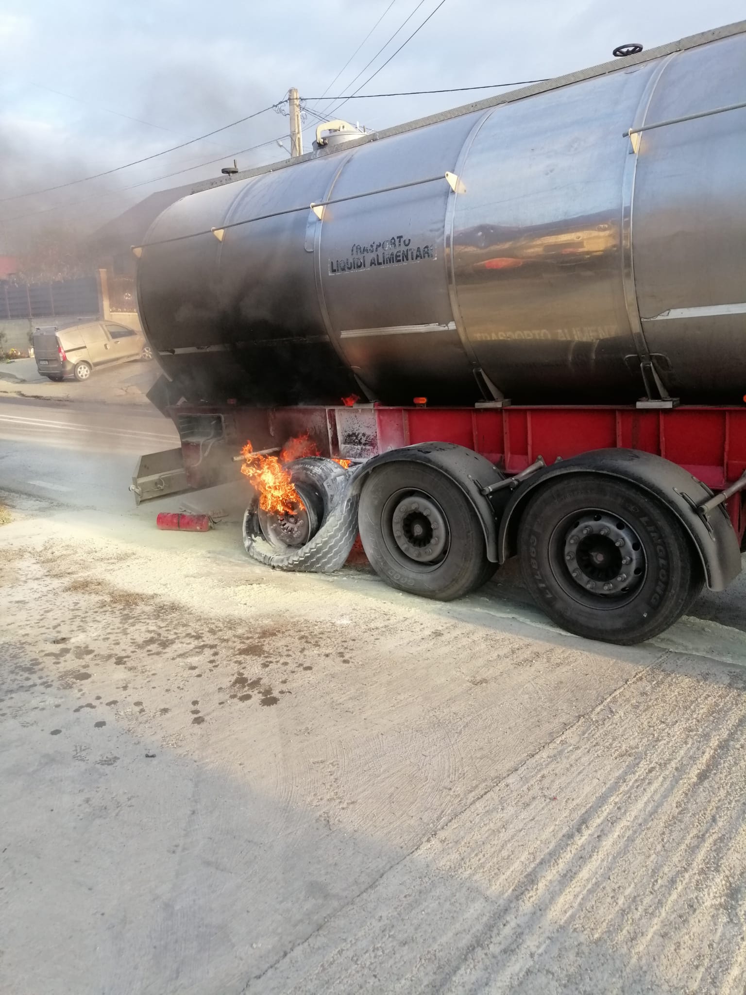 (FOTO) Iaşi: ISU, solicitat să stingă incendiului produs la o autocisternă pe DN 28; traficul rutier este oprit