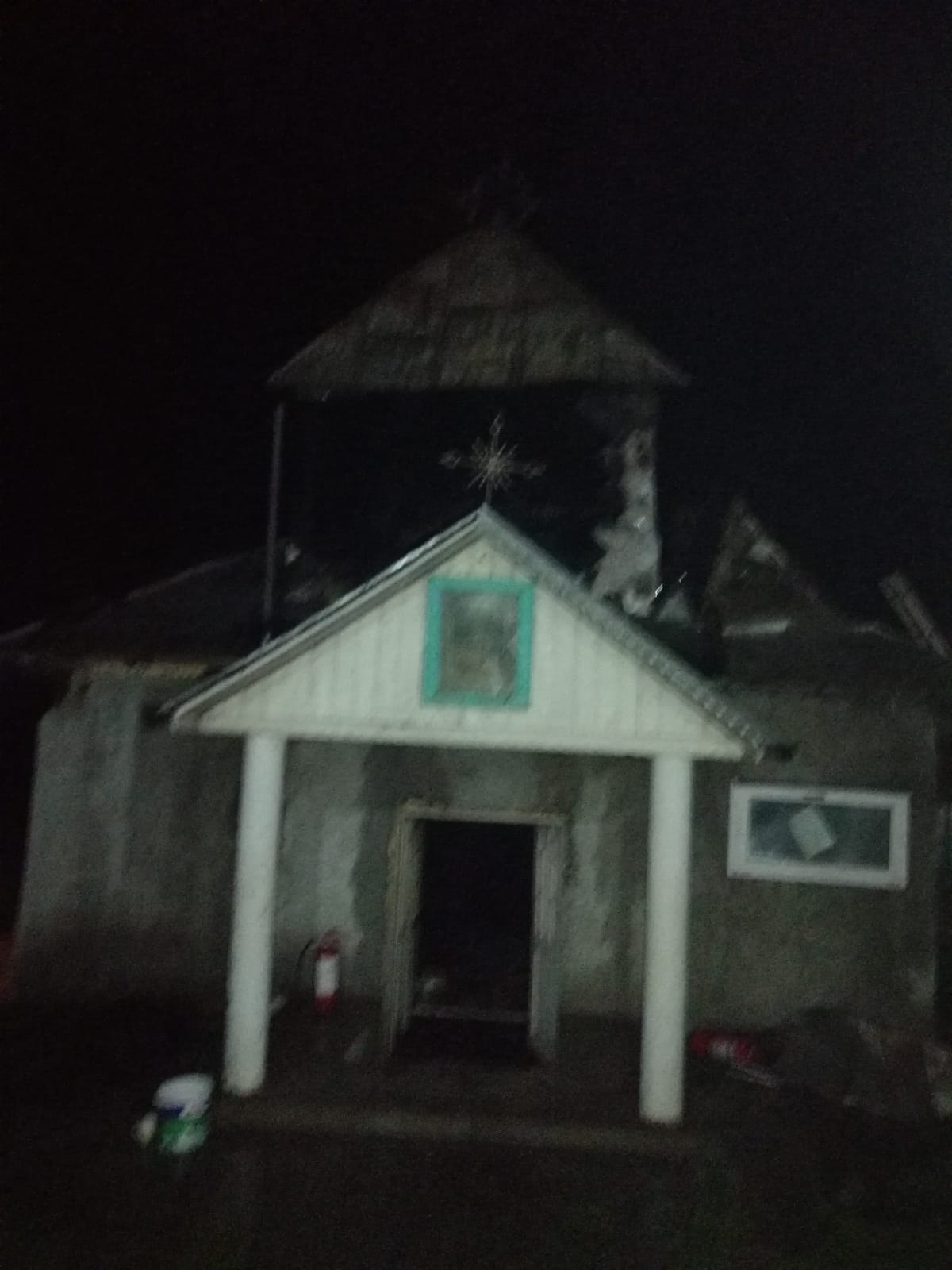 (FOTO) Vaslui: Incendiu la biserica din satul Chersăcosu; flăcările au distrus acoperişul şi turla