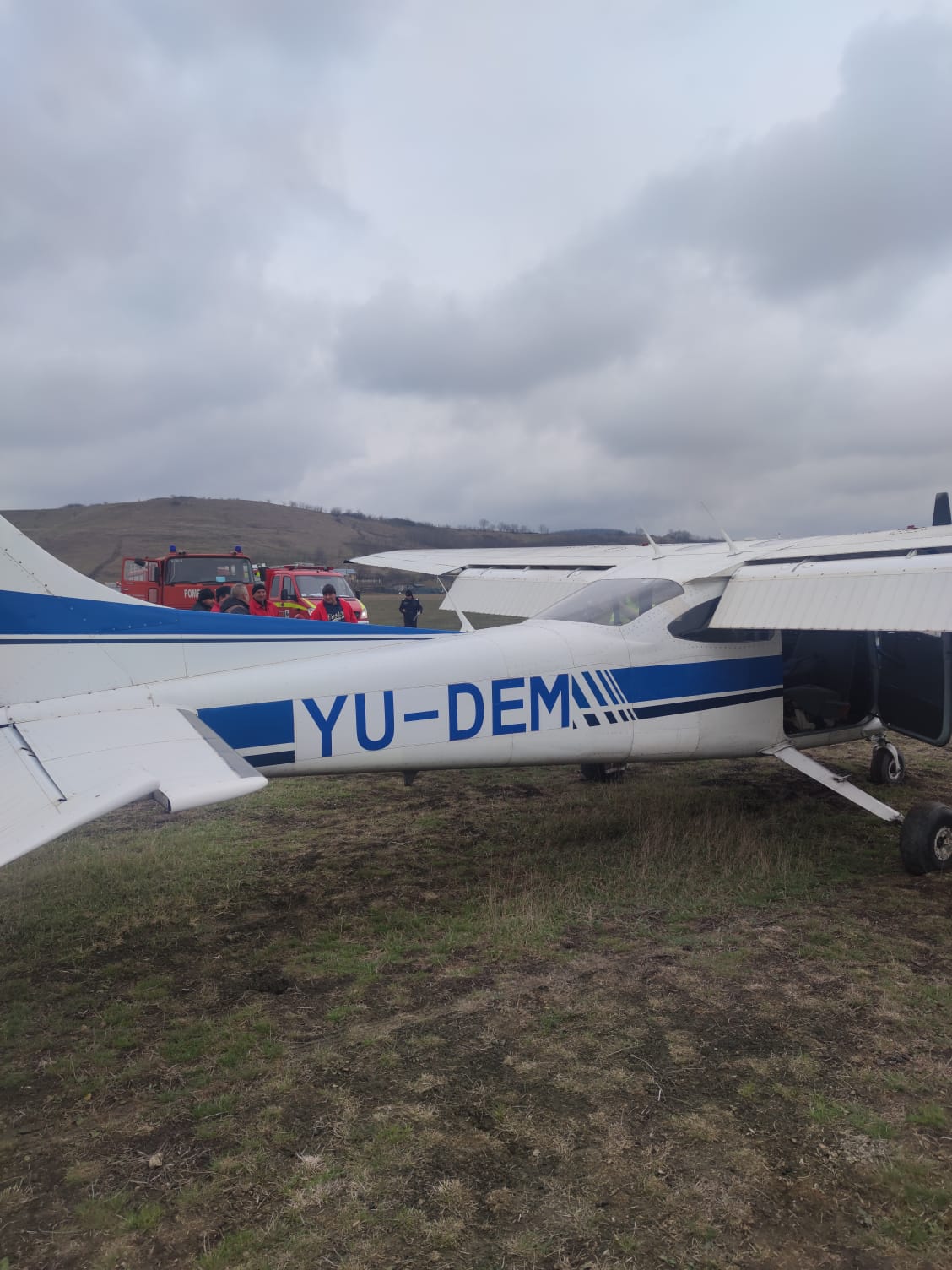 (FOTO) Un avion de mici dimensiuni a aterizat forțat în dreptul localității Borșa, jud. Iași