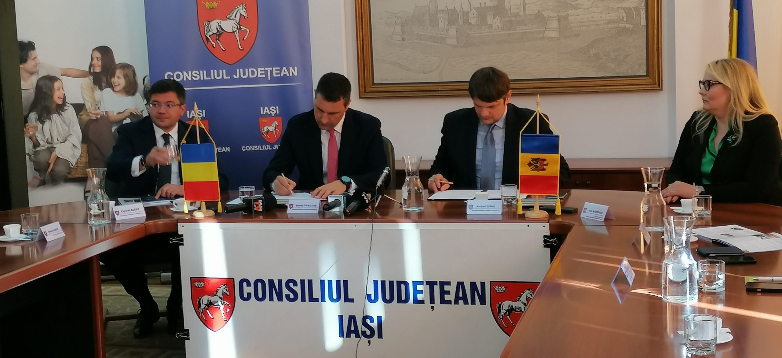 (AUDIO) Iaşi: A fost semnat protocolul de amendare a primului contract de extindere în R.Moldova a conductelor ApaVital cu apă potabilă