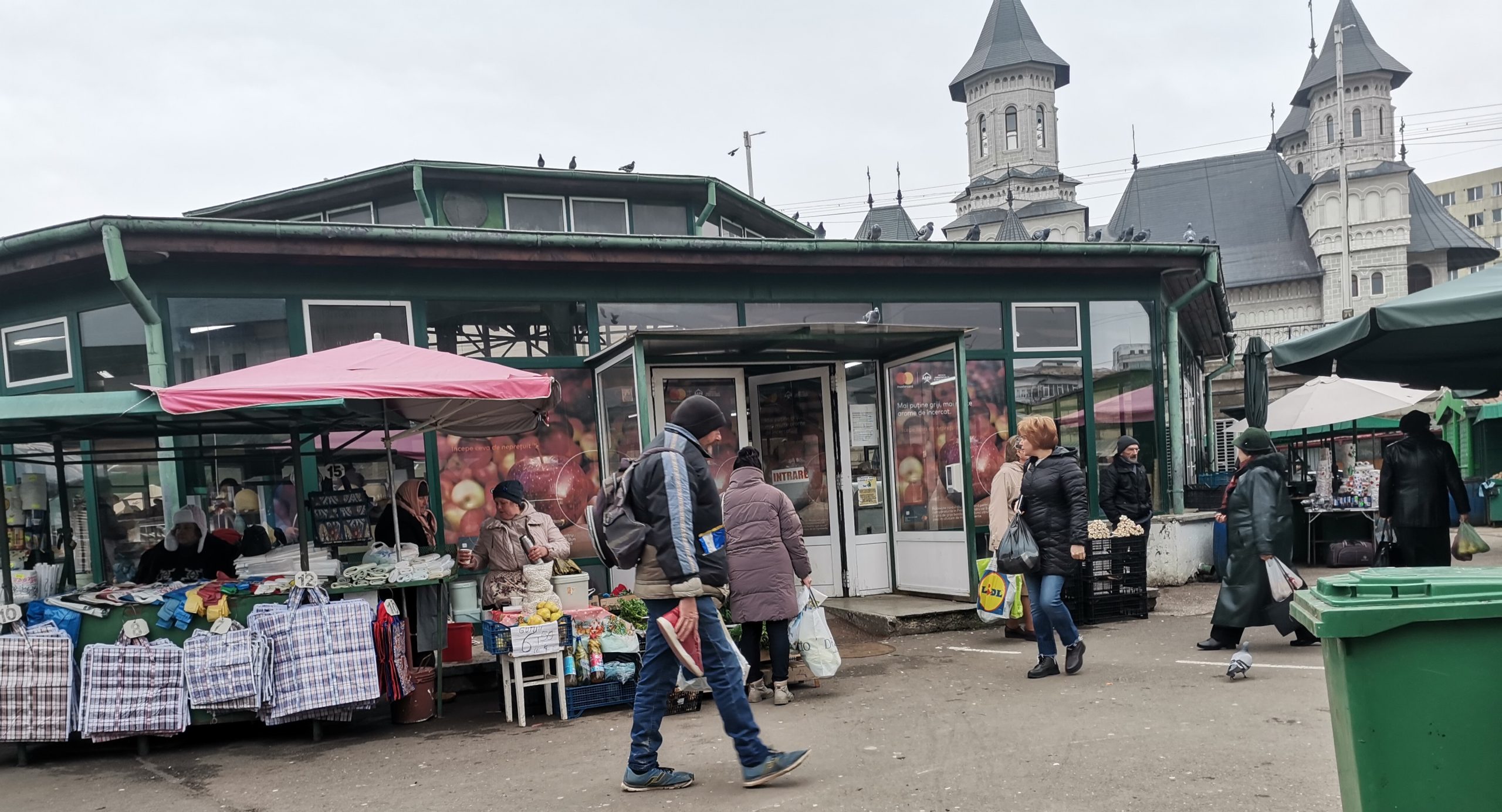 Românii, cei mai îngrijoraţi locuitori din Europa Centrală şi de Est de creşterea sărăciei şi de posibile crize alimentare (studiu)