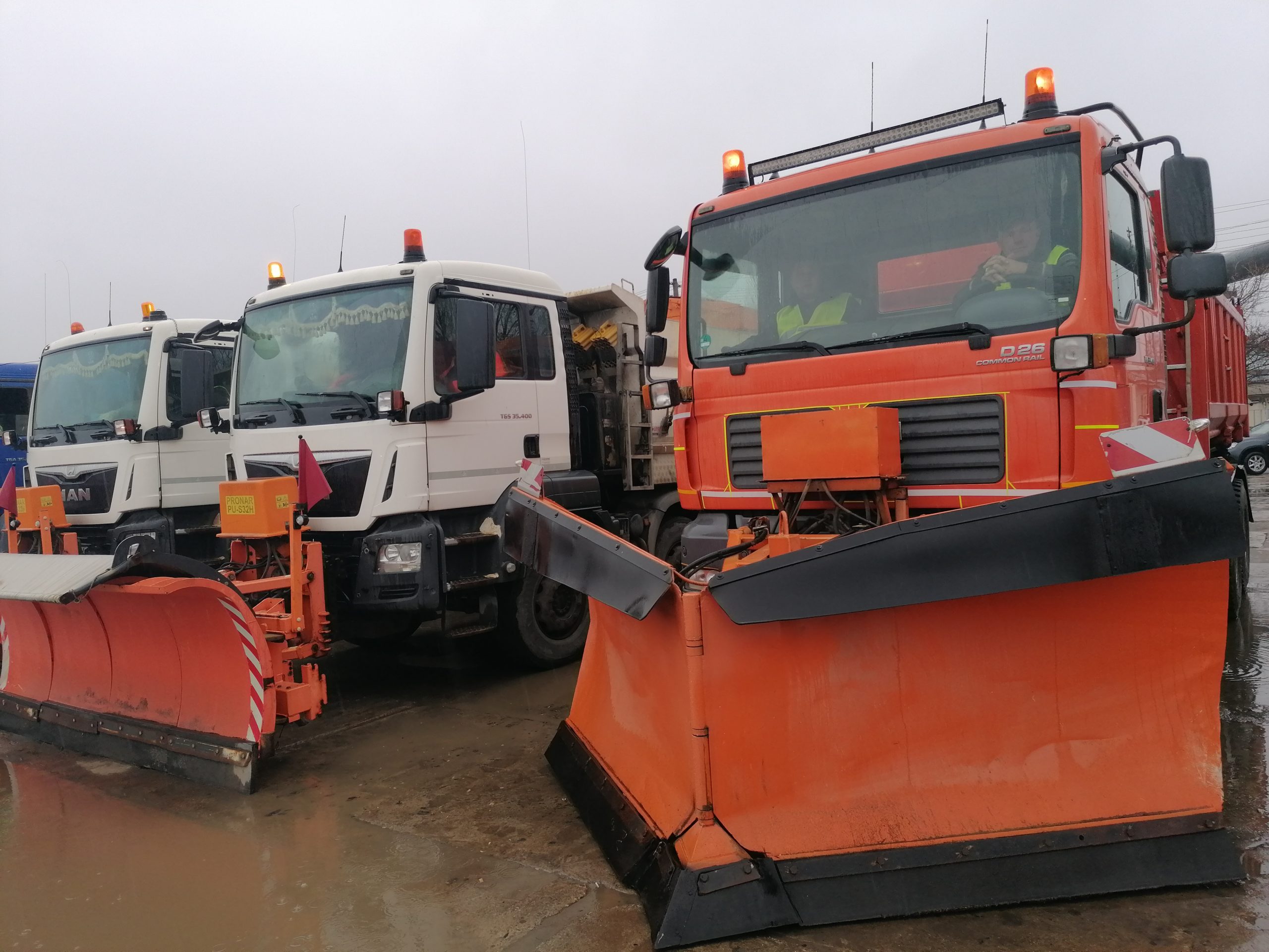 Suceava: Punct de deszăpezire operaţionalizat la Siret pentru asigurarea traficului camioanelor în zona de frontieră