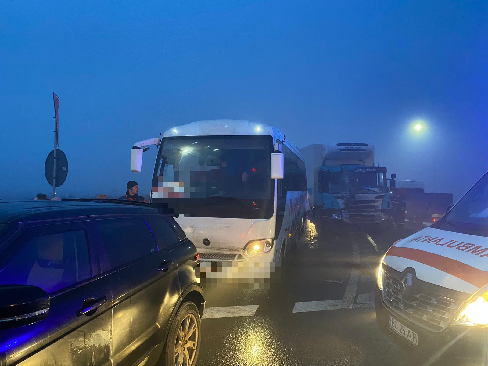 Bacău: Doi pasageri dintr-un microbuz de transport persoane, răniţi în urma coliziunii cu un autotren şi un autoturism