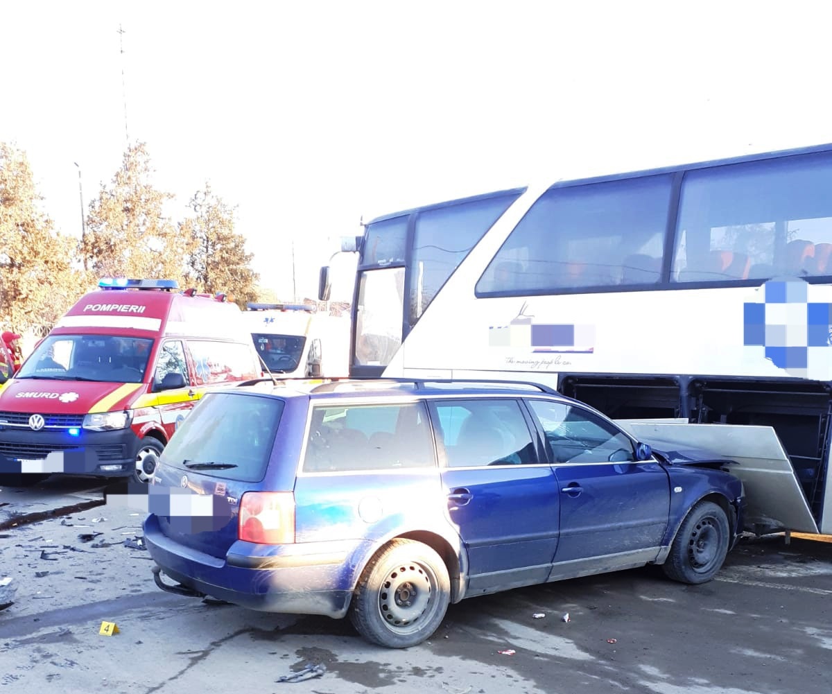 (AUDIO/FOTO) Două autoturisme şi un autobuz, implicate într-un accident la Bârlad