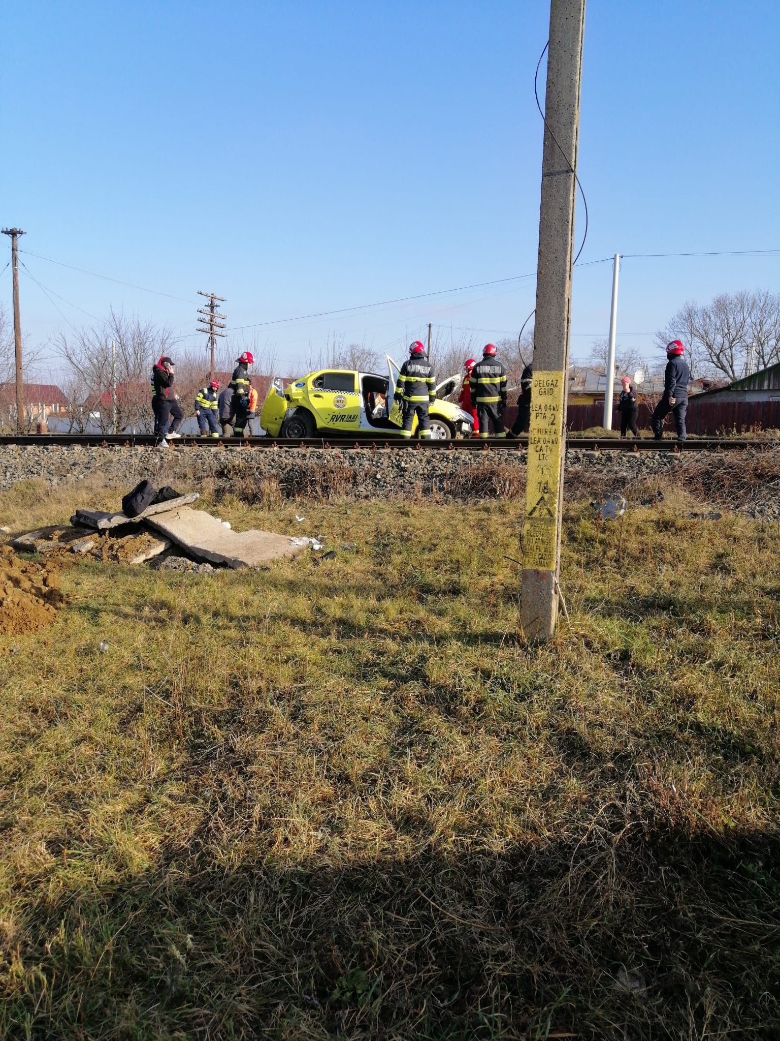 (FOTO) Traficul feroviar a fost blocat în loc. Ciurea, jud. Iași. Un taxi a fost lovit de tren